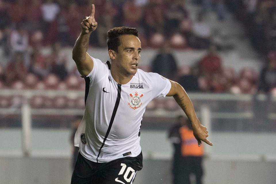 Jadson marcou o gol da vitória corinthiana contra o Independiente